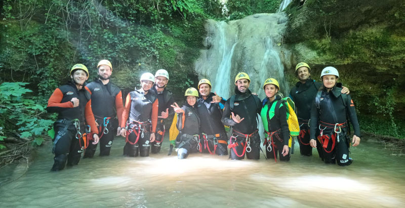 Gruppo di partecipanti durante il canyoning al Fosso della Mola