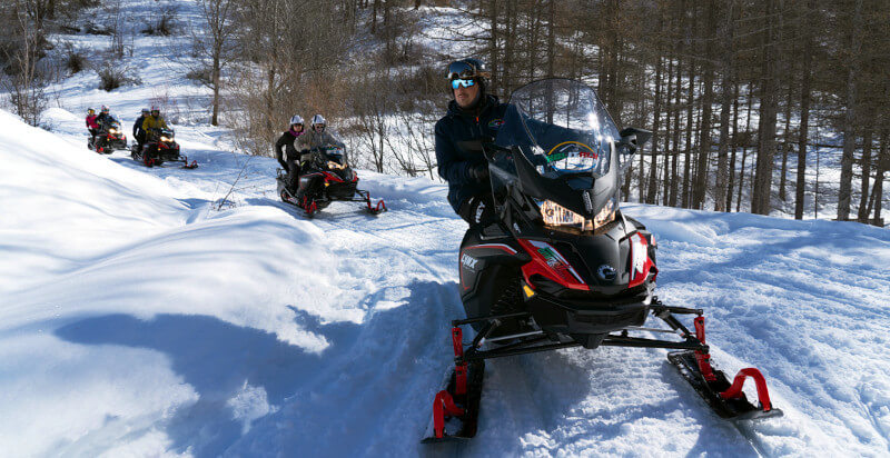 gruppo escursione motoslitte itinerario bosco Sauze di Cesana Torino