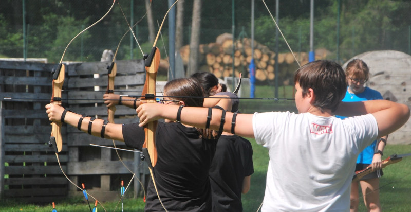 Gruppo che pratica il tiro con l'arco a Dimaro, Trentino