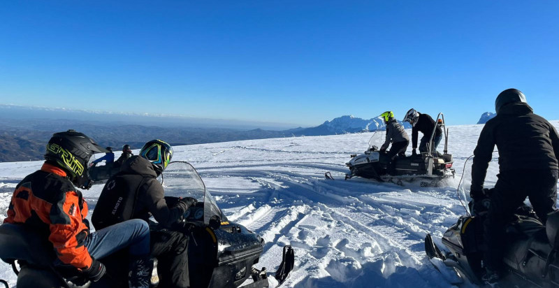 Gruppo di partecipanti durante un'escursione in motoslitta