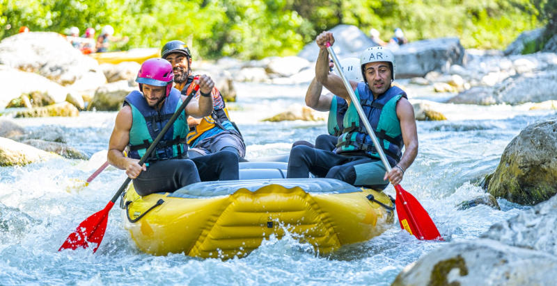 Gruppo di persone in discesa rafting sul fiume Sangro