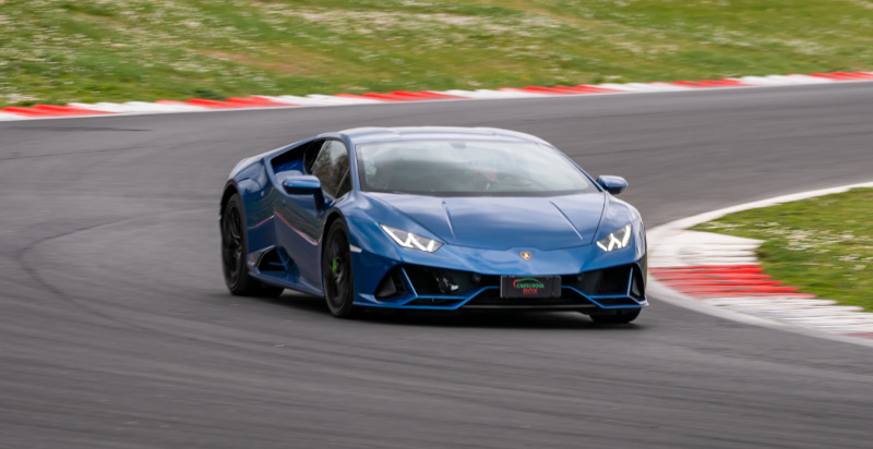 Guida una Lamborghini sulla pista di Modena per un'esperienza ad alta velocità