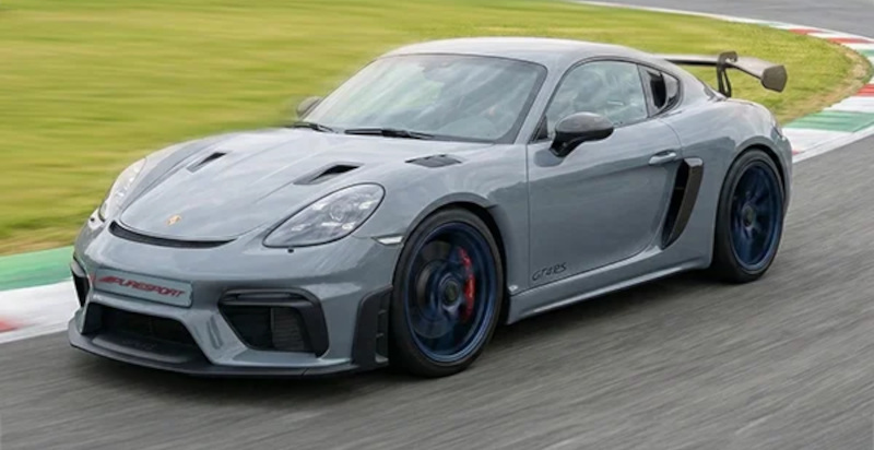 Pilota al volante della Porsche 718 Cayman GT4 RS in pista