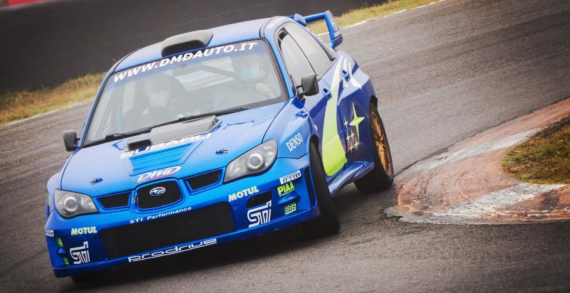 Regala un'esperienza di guida su auto sportive in circuito