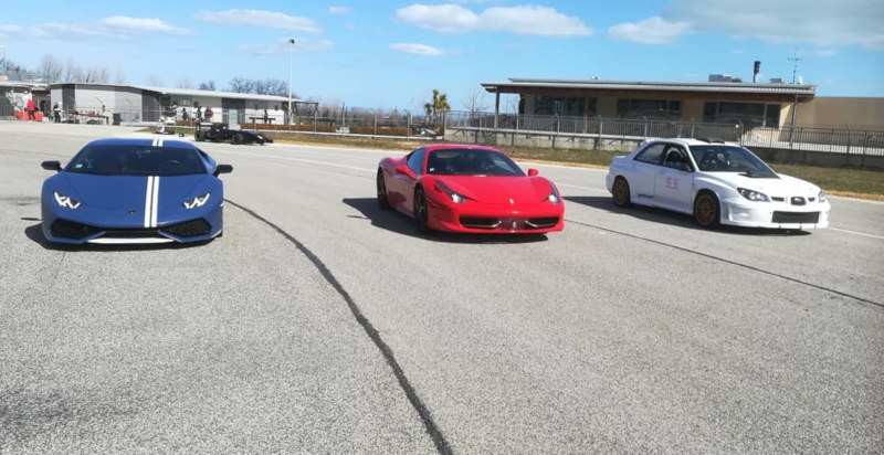 Guidare auto sportive in pista