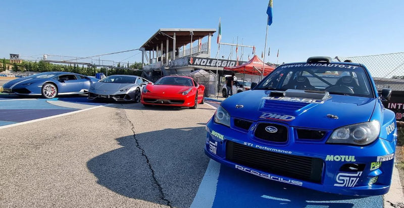 Esperienza di guida unica con auto sportive su pista a Pomposa