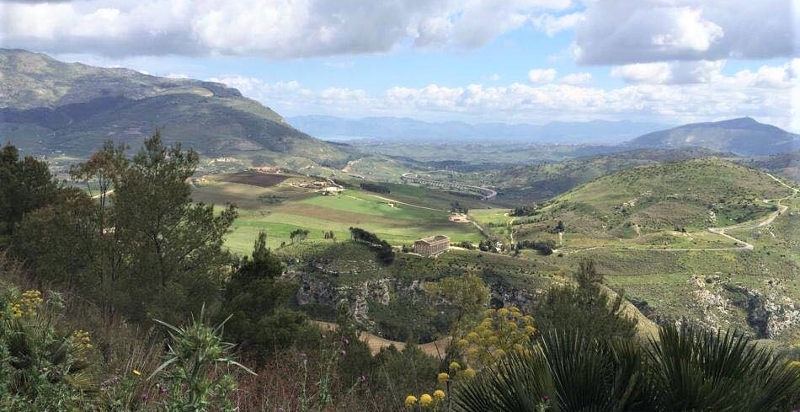 Panorama dal Monte Pispisa sul parco archeologico di Segesta