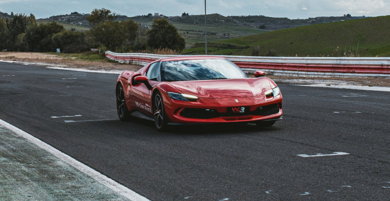 Guidare Ferrari 296 GTB in pista a Pergusa