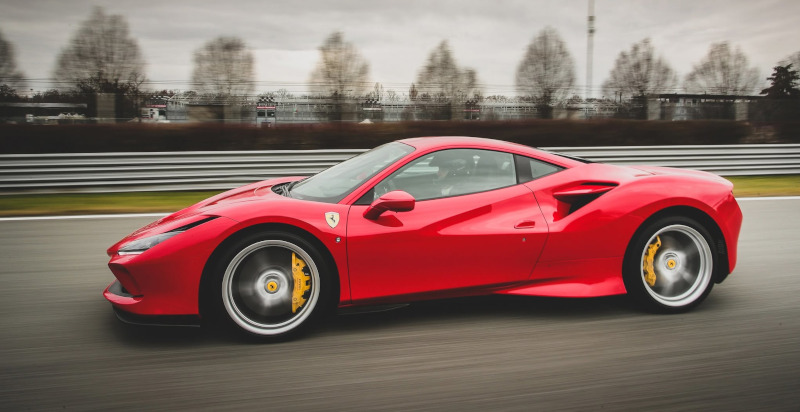 Guidare una Ferrari F8 Tributo sul circuito di Imola vivendo un’esperienza Ferrari al volante