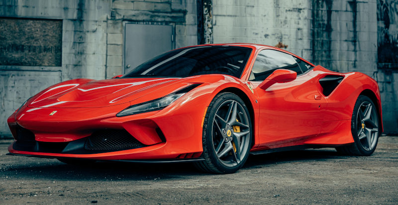 Esperienza di guida al volante della Ferrari F8 Tributo rossa lungo i cordoli della pista di Arese  