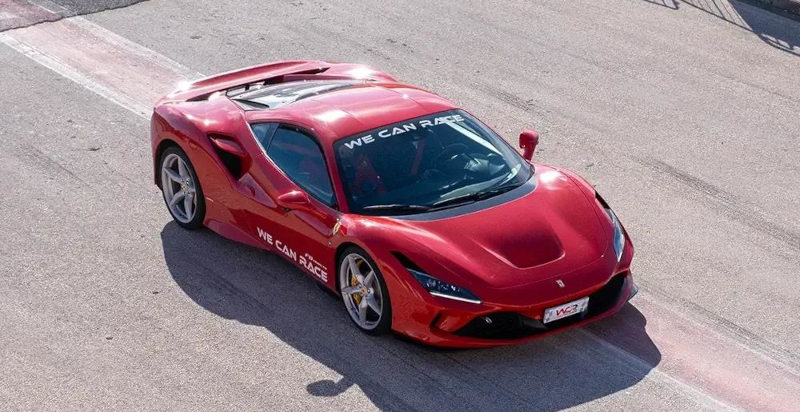 Guidare una Ferrari F8 Tributo in pista all'Autodromo di Pergusa