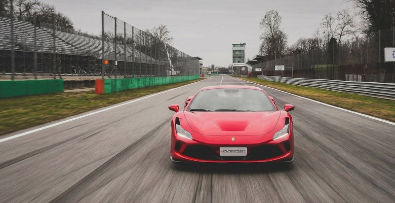 Ferrari F8 Tributo rossa aggredisce il cordolo in accelerazione sul circuito di Vairano