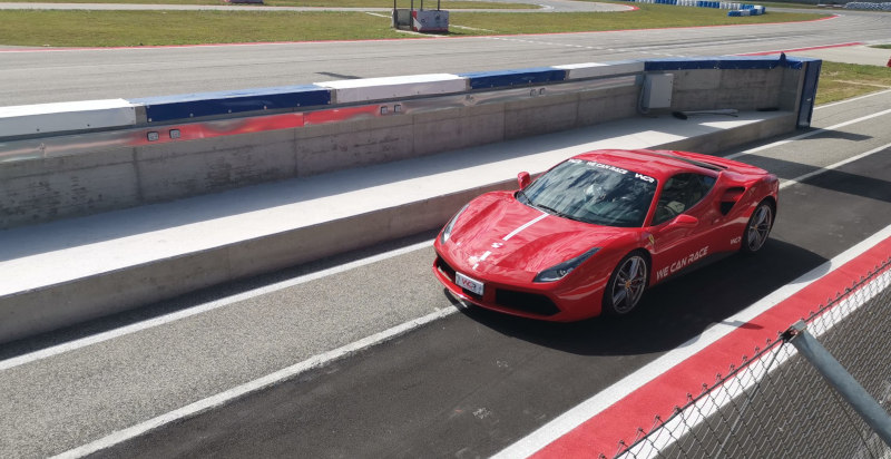 Guidare una Ferrari in pista a Pergusa in Sicilia