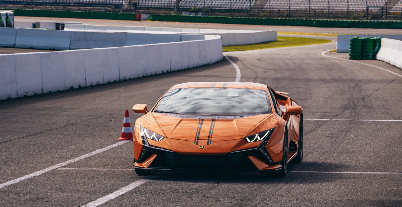 Guidare una Lamborghini Huracán Tecnica al Cremona Circuit vivendo un'esperienza esclusiva