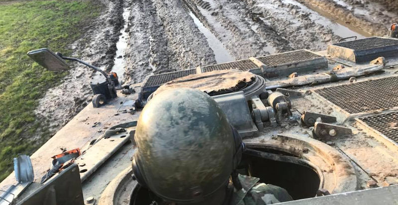 Controlla un carro armato con tutti i suoi congegni originali