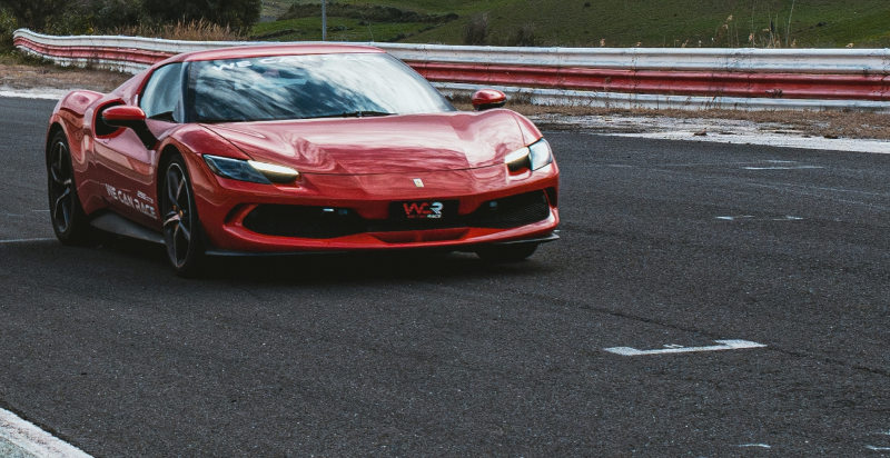 Guidare una Ferrari 296 GTB pista Binetto Bari