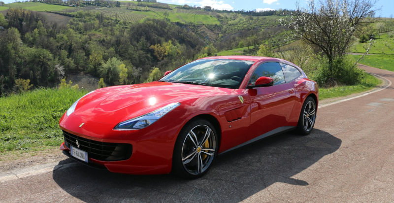 Guida Ferrari sulle strade di Maranello