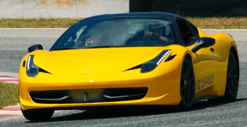 Guidare una Ferrari in pista al Circuito La Conca di Muro Leccese
