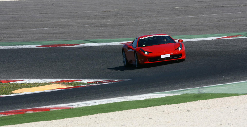 Regalare un'esperienza unica: Ferrari in pista al Mugello vicino Firenze