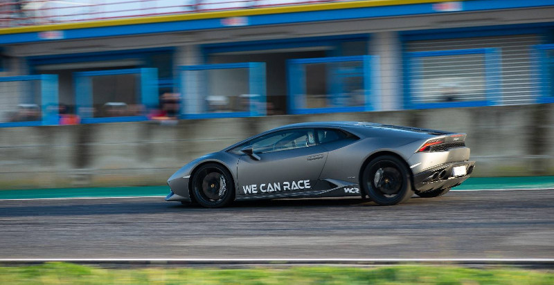 Guidare una Lamborghini in pista circuito Foggia Santa Cecilia