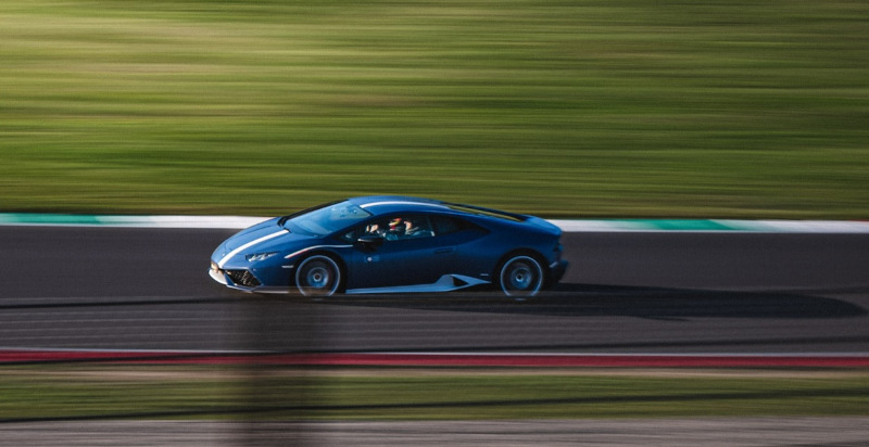 Lamborghini Huracán Avio in pista a Moncalieri durante un’esperienza di guida adrenalinica
