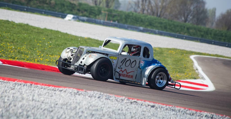 Guida una Legend Car a Castelletto di Branduzzo