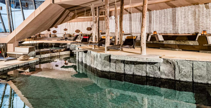 Piscina coperta nell'area wellness del Caravan Park Sexten