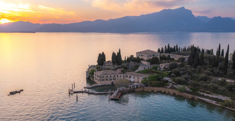 Gruppo in volo esclusivo sopra il Lago di Garda in elicottero