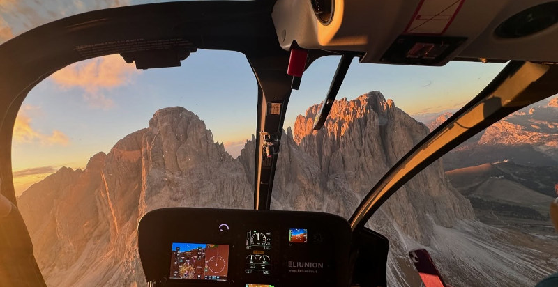 Interno cabina elicottero volo Dolomiti