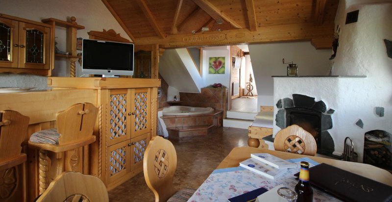 Stanza del fieno al Prechtlhof con legno di cirmolo