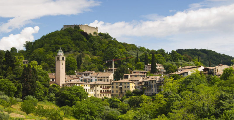 Dormire in un borgo antico con vista panoramica sui Colli Euganei