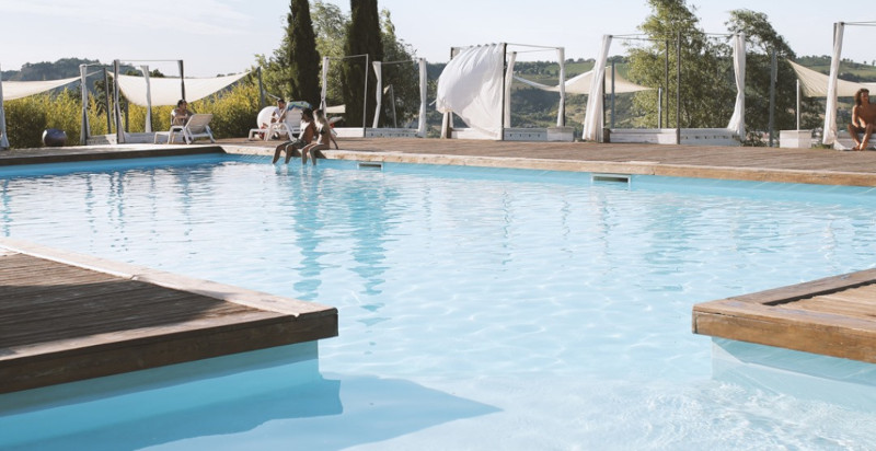 Piscina esterna immersa nel verde al Gelso Bianco Country Resort