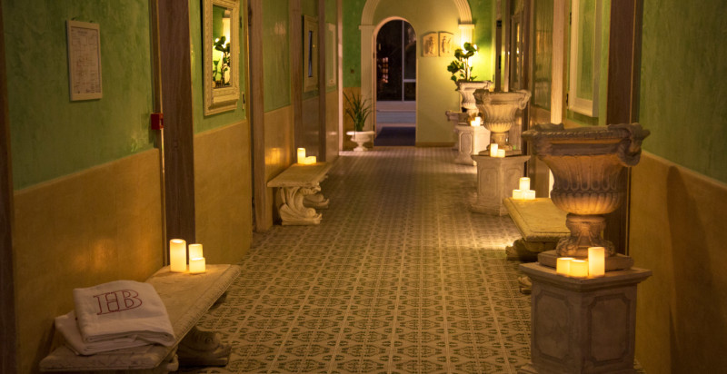 Area relax con comode panche e luce soffusa