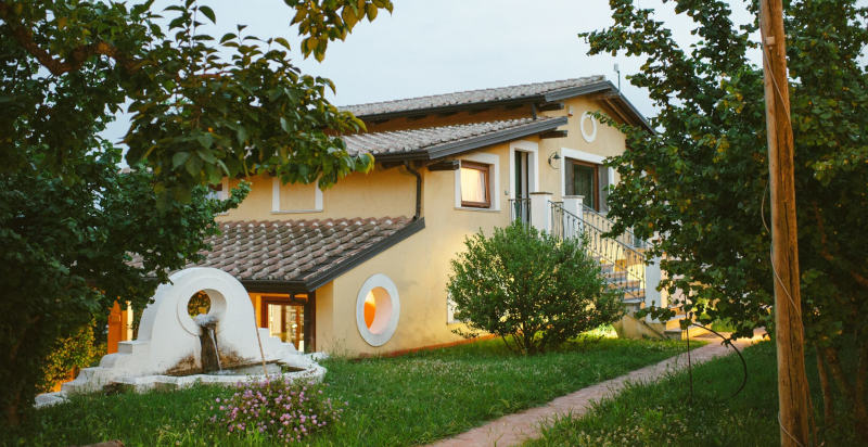 Giardini verdi e natura rigogliosa intorno alla masseria storica