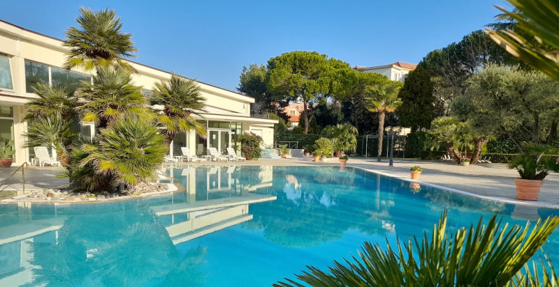 Vista panoramica sulla piscina esterna dell’hotel