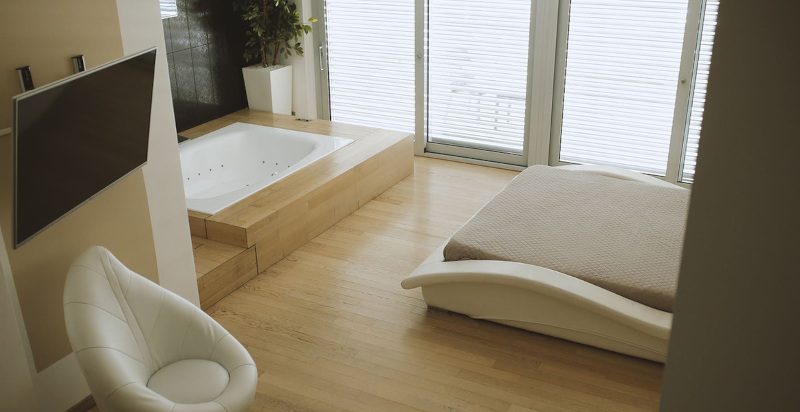 Suite romantica con Jacuzzi e arredamento raffinato