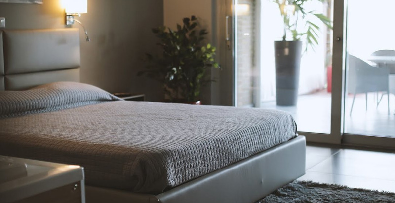 Camere arredate con stile e comfort per soggiorni speciali