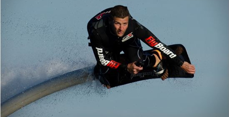 Hoverboard lungo la suggestiva costa di Badolato Marina in Calabria
