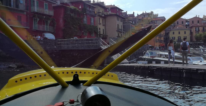 Idrovolante in fase di ammaraggio sulle acque del Lago di Lecco