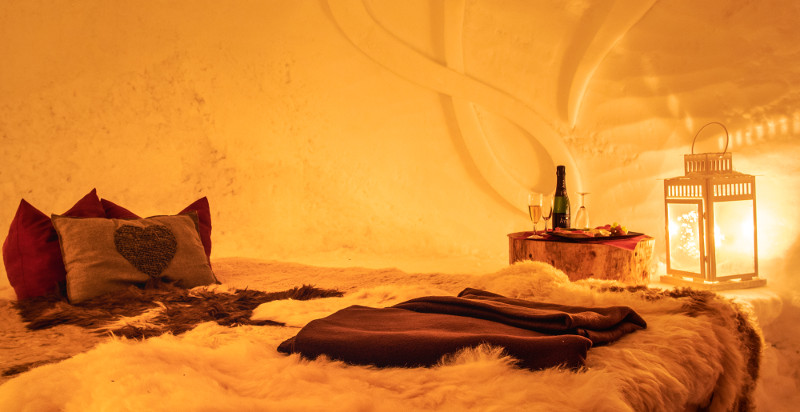 Interno dell’igloo con luci soffuse e atmosfera calda