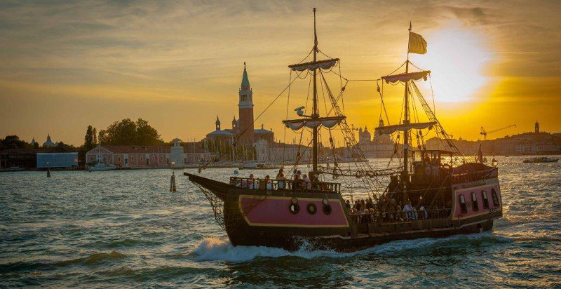 Galeone veneziano navigante nella laguna di Venezia