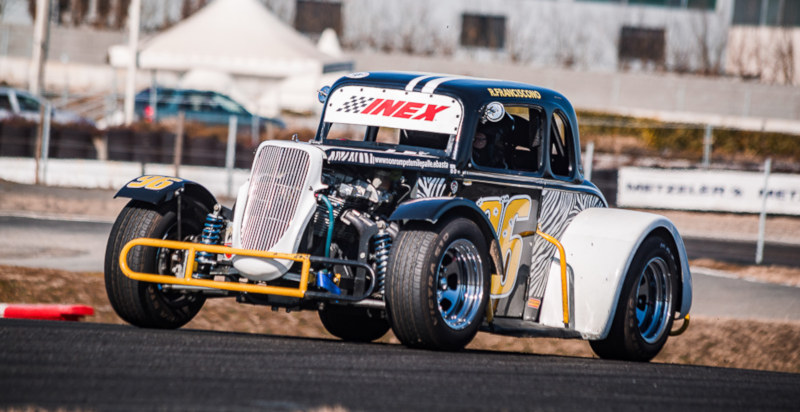 Vivi il brivido della velocità con una Legend Car