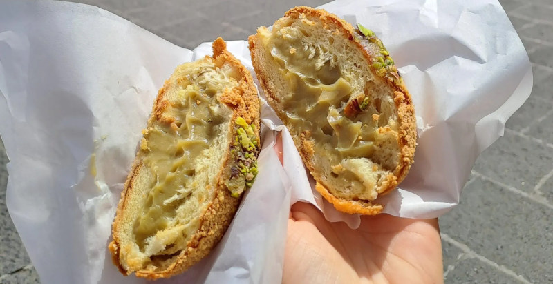 Iris siciliano fritto farcito con ricotta e cioccolato durante il tour gastronomico di Catania