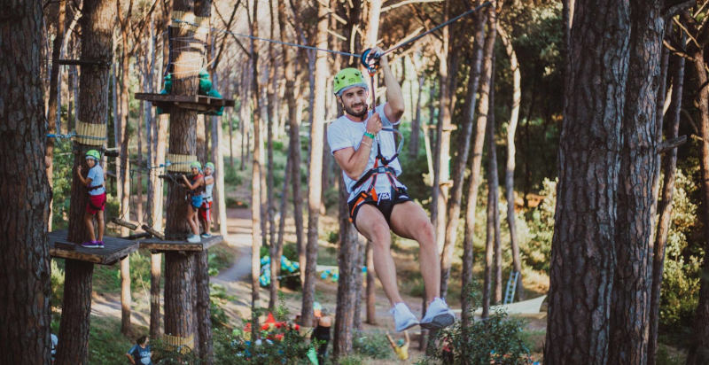 Adulti affrontano i percorsi nel Parco Avventura di Ischia
