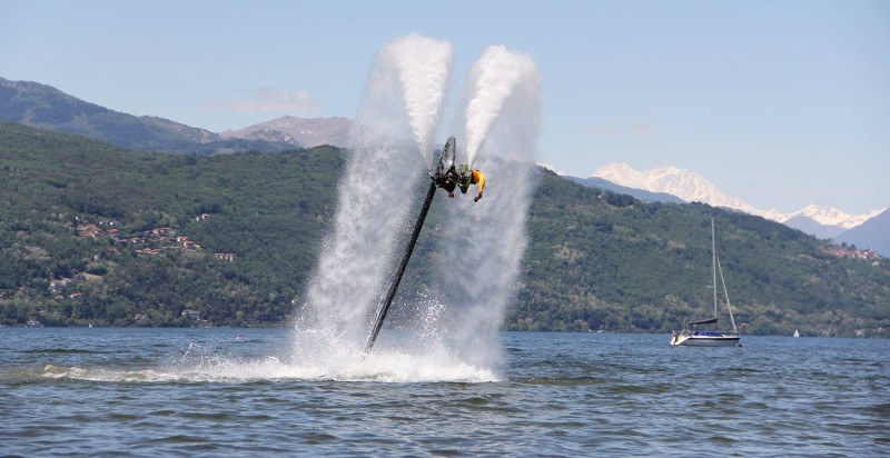 Acrobazie in acqua con il flyboard sul lago Maggiore