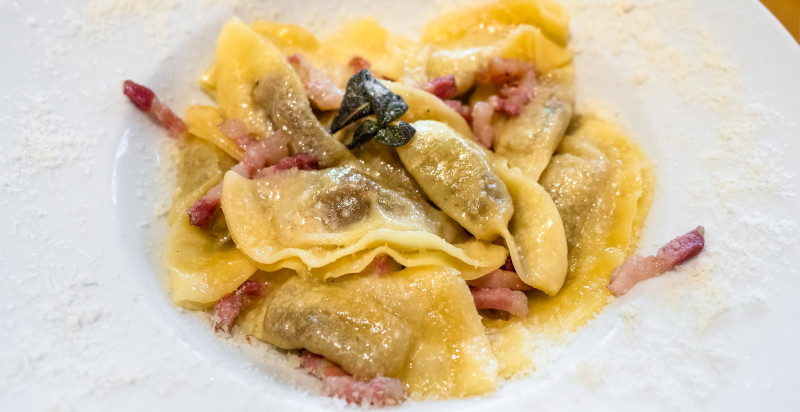 Tour gastronomico a Bergamo con una guida locale e assaggio cucina tipica