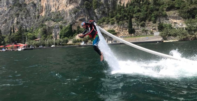Istruttore guida un jetpack sul Lago di Garda