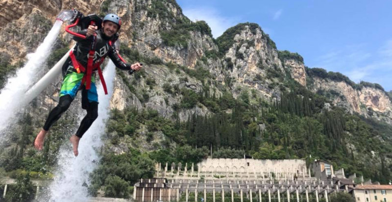 Rider in jetpack sopra il Lago di Garda a Porto Tignale