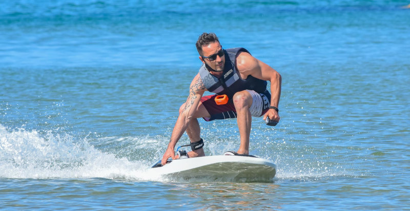 Rider in azione con jet surf nelle Marche