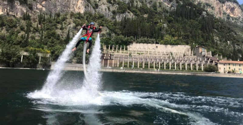Divertimento estivo con jetpack sul Lago di Garda a Porto Tignale